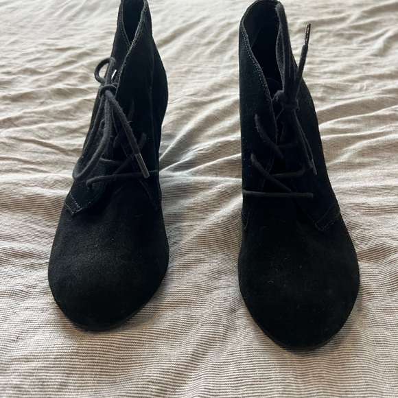 3/$10 🏷️ Faux suede lace up booties - Picture 6 of 9
